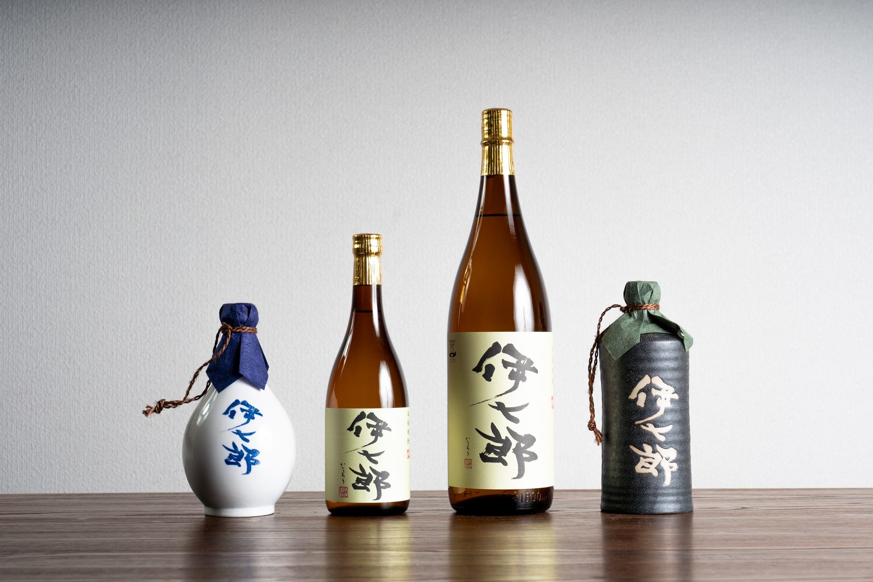 木目のテーブルに並ぶ伊七郎の四つのボトル